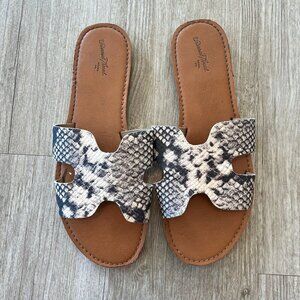 Womens Universal Thread Snakeskin Print Sandals - 9